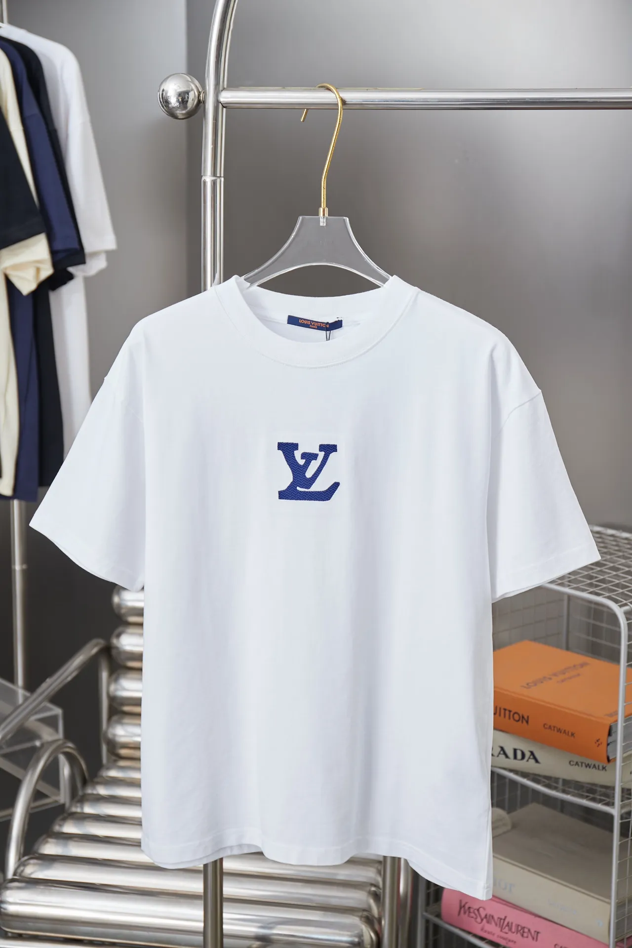 🅿️190 1V 25SS early spring new style embroidered LV letter short sleeves light luxury essential item for daily commuting for men and women Correct version Welcome to compare Detailed features · 320g 100% pure cotton double yarn jersey fabric · Special thickened 32 pieces of double-strand 1X1 thread in the same vat · Imported Tajima machine hollow show embroidery LV letter craft. Ready-made clothes are washed to make the embroidery softer · Double-needle stitching and cross-seam technology · Original main mark, washed tag, brand moisture-proof paper packaging Color: black/white/grey Size: S/M/L/XL